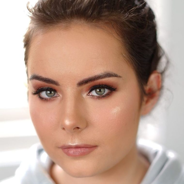 Mobile makeup & hair artists who come to you — Glamr